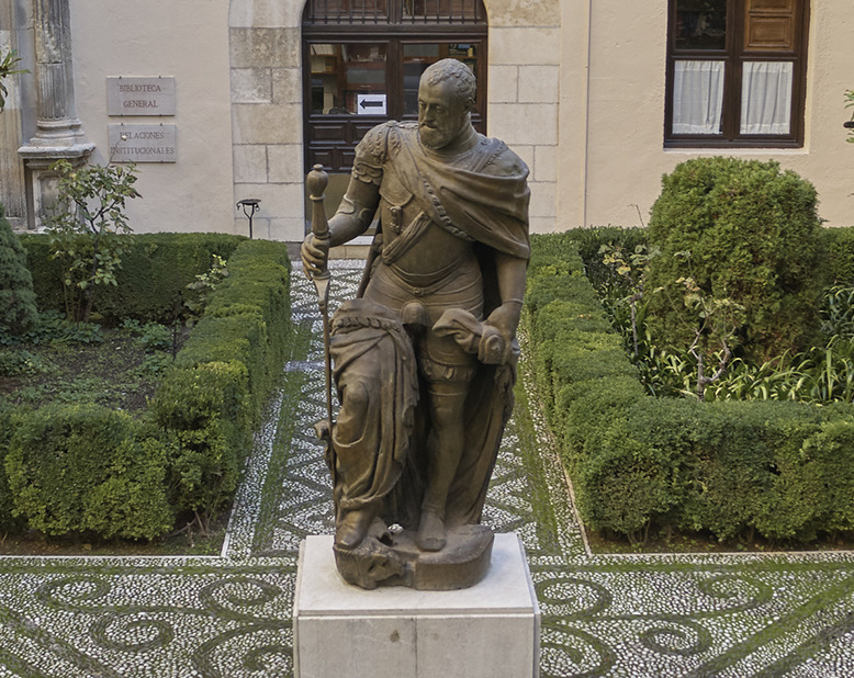 Estatua en un jardín