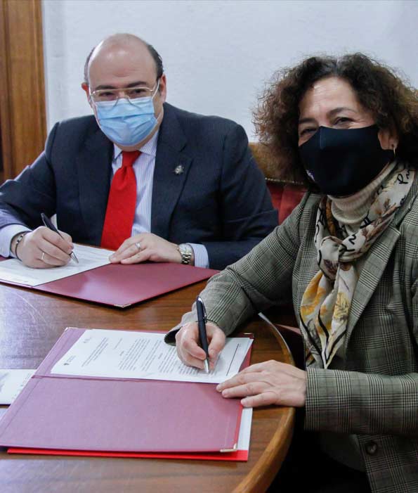 Pilar Aranda, rectora de la Universidad de Granada, firmando en su despacho un convenio con Sebastián Pérez, gerente de la Fundación AguaGranada