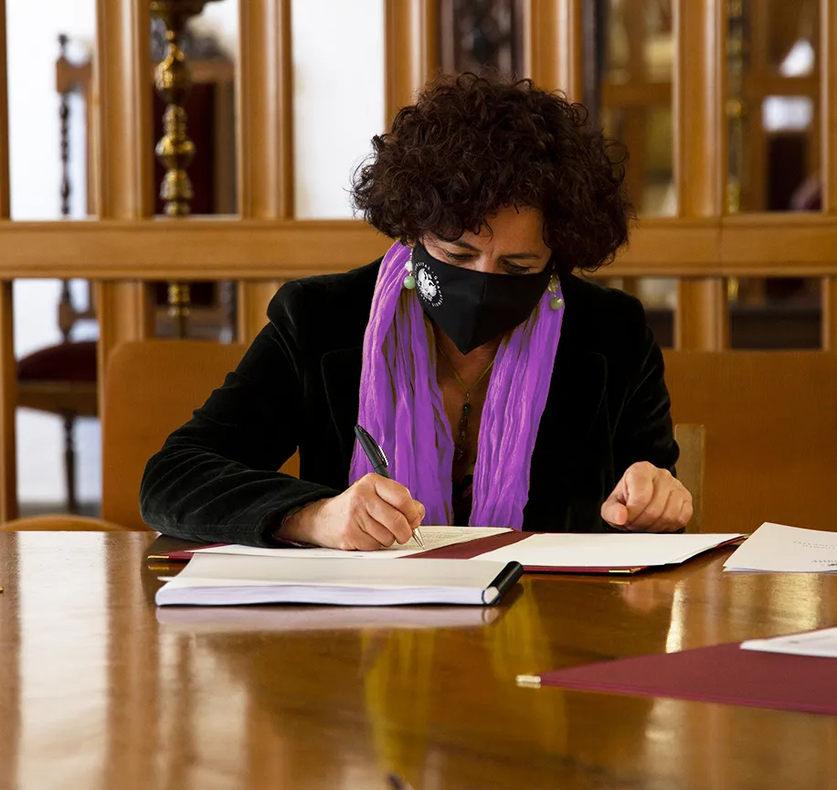 Pilar Aranda, rectora de la Universidad de Granada, firmando en su despachio