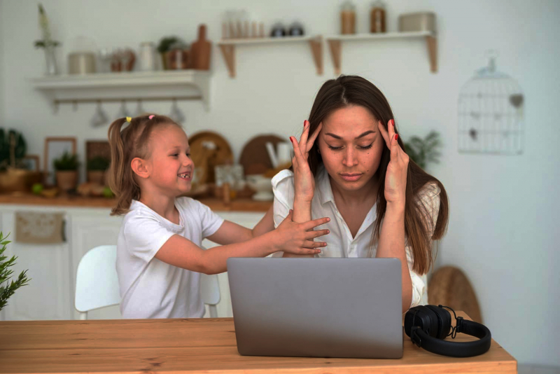 Madre intenta trabajar con su hija al lado demandando atención