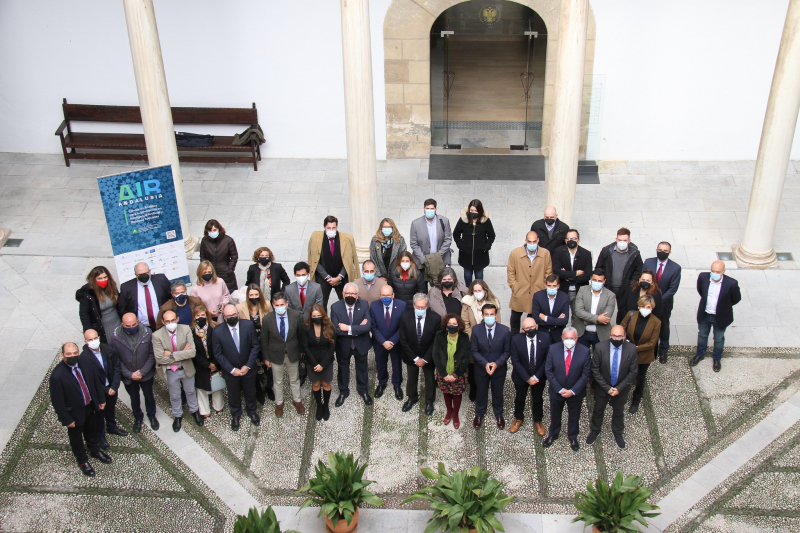Foto de grupo de los asistentes a la presentación Foto de grupo de los asistentes a la presentación