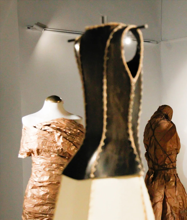 La UGR inaugura la exposición 'Al hilo de Fortuny. Vestido, identidad y  arte contemporáneo' | Horizonte V Centenario